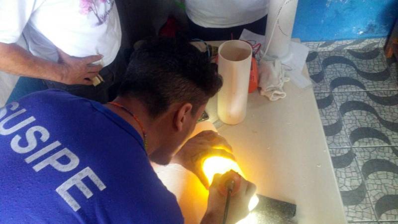 O artesanato é um dos meios utilizados para a ressocialização dos internos custodiados na Carceragem de Parauapebas (CP), no sudeste do Estado, que participam de um curso de produção de luminárias decorativas. O curso é ofertado pela Superintendência do Sistema Penitenciário do Estado (Susipe) em parceria com o Grupo IPÊ de Artesanato, Arte e Cultura do município e tem por objetivo capacitar os internos e promover a reintegração social deles por meio do trabalho. As oficinas de capacitação destinam-se a contribuir para qualificação profissional e desenvolver o potencial criativo dos detentos, mantendo-os produtivos durante o cumprimento da pena. Para participar do curso os alunos passaram por uma triagem onde são avaliados o comportamento e a disciplina dentro da casa penal. As peças produzidas durante os cursos serão comercializadas nas feiras do município de Parauapebas.  

FOTO: ASCOM / SUSIPE
DATA: 18.05.2018
PARAUAPEBAS - PARÁ <div class='credito_fotos'>Foto: ASCOM SUSIPE   |   <a href='/midias/2018/originais/02c949cc-87e1-45a1-80cf-f616540adece.jpg' download><i class='fa-solid fa-download'></i> Download</a></div>