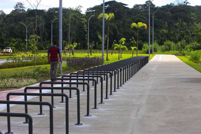 Bastante aguardado, o novo Parque Estadual do Utinga (PEUt) será reaberto ao público pelo Governo do Estado nos próximos dias 16 e 17 de março. Os serviços do mais importante espaço de preservação e estudo da biodiversidade dentro da Região Metropolitana de Belém serão oferecidos em caráter experimental. Na sexta-feira, a partir das 16h30, serão realizadas apresentações artísticas, com o Boi Veludinho, crianças do Pro Paz e a premiada Orquestra Sinfônica do Theatro da Paz. A apresentação será em um espaço ao ar livre e não será necessária a retirada de ingressos, por esse motivo, a recomendação é que o público chegue cedo, porque a entrada será fechada quando o espaço estiver lotado. No sábado, será realizada uma grande caminhada, a partir das 8 horas, com paradas para informações educativas sobre a fauna, flora e sobre os novos espaços. Por conta da grande quantidade de pessoas, incluindo crianças e idosos, o Corpo de Bombeiros recomendou e, a organização do evento acatou, a necessidade de se evitar durante a manhã do sábado o trânsito de veículos sobre rodas, como carros, bicicletas, skates e patins. Depois das 12 horas e durante todo o funcionamento do parque, a entrada e o uso por praticantes desta modalidade está completamente liberada no Parque. No domingo, o parque funciona normalmente ao público no horário de 5h30 às 17h, assim como nos outros dias, de segunda a segunda.
FOTO: IGOR BRANDÃO / AG PARÁ
DATA: 11.032018
BELÉM - PARÁ <div class='credito_fotos'>Foto: IGOR BRANDÃO / AG. PARÁ | <a href='/midias/2018/originais/02caa2a0-4259-44f7-b395-42fd02c39170.jpg' download><i class='fa-solid fa-download'></i> Download</a></div>
