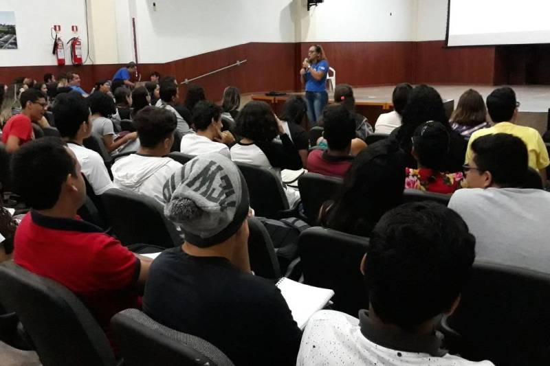 O Teatro Reinaldo Castanheira, no Centro Cultural de Paragominas (sudeste do Pará), recebe espetáculos teatrais e outros eventos no município, mas neste sábado (12) recebeu o “aulão” do Pro Paz Enem, promovido pela Fundação Pro Paz. A primeira aula do dia foi ministrada pela professora de Língua Portuguesa Jandaia Tavares (foto), da Secretaria de Estado de Educação (Seduc), que abordou as linguagens e seus códigos, fazendo relação com outras áreas do conhecimento.
FOTO: ASCOM PRO PAZ
DATA: 12.05.2018
PARAGOMINAS - PARÁ <div class='credito_fotos'>Foto: ASCOM PRO PAZ | <a href='/midias/2018/originais/02cbc111-f04b-4a14-8450-e874dd1b02c2.jpg' download><i class='fa-solid fa-download'></i> Download</a></div>