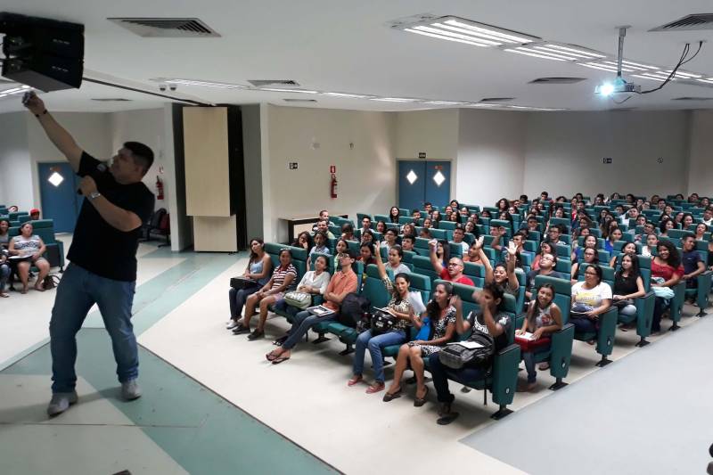 "Esta é uma oportunidade muito importante em assimilar dicas e reforçar o que estamos aprendendo em sala de aula com a equipe de professores", disse o estudante Roni Viana, de 16 anos, aspirante a uma vaga do curso de Educação Física e aluno do 3º ano do Ensino Médio da Escola Estadual Onésima Pereira de Barros, que vai prestar pela primeira vez o Exame Nacional do Ensino Médio (Enem). Assim como Roni, muitos estudantes - ao todo 738 inscritos - deixaram seus afazeres neste sábado (18) e foram até o auditório do Campus Tapajós da Universidade Federal do Oeste do Pará (UFOPA) participar e se preparar ainda mais, por meio dos aulões do Pro Paz Enem, projeto idealizado pelo Governo do Estado do Pará, através da Fundação Pro Paz, e que conta com o apoio do Centro de Governo do Baixo Amazonas. As aulas do Pro Paz Enem são preparadas de acordo com os assuntos exigidos pelo Exame, segundo as áreas de referência, classificadas pelo MEC como Matrizes de Referência: Ciências Humanas e suas Tecnologias; Ciências da Natureza e suas Tecnologias (Física, Química e Biologia); Matemática e suas Tecnologias e Linguagens, Códigos e suas Tecnologias.
FOTO: SAMUEL ALVARENGA / SECOM
DATA: 19.05.2018
SANTARÉM - PARÁ <div class='credito_fotos'>Foto: Samuel Alvarenga / Secom | <a href='/midias/2018/originais/02ce3601-41f1-44ec-a94d-2d24c0cdfdac.jpg' download><i class='fa-solid fa-download'></i> Download</a></div>
