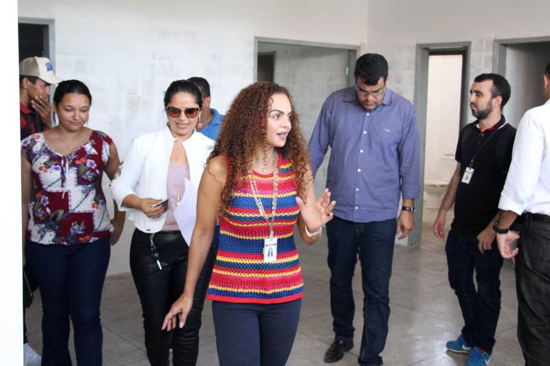 A abertura da concorrência foi anunciada à população de Palestina do Pará pela secretária estadual Izabela Jatene, que está no sul e sudeste do Pará cumprindo agenda de trabalho do Programa Municípios Sustentáveis (PMS). O Hospital Municipal José Homobono Paes de Andrade foi a segunda obra visitada pela secretária (foto). A unidade de saúde passa por reforma, realizada com recursos federais. O governo estadual firmou convênio, no valor de R$ 415.743,33, com a Prefeitura de Palestina do Pará destinado à aquisição de equipamentos de anestesia, com medidor multiparâmetro, de ultrassonografia e raios X.
FOTO: DANI FILGUEIRAS / ASCOM SEMSU
DATA: 09.05.2018
PALESTINA DO PARÁ - PARÁ <div class='credito_fotos'>Foto: ANTONIO MACEDO / DIVULGAÇÃO | <a href='/midias/2018/originais/02cfcee2-2eb7-4324-821d-a4eadfee20aa.jpg' download><i class='fa-solid fa-download'></i> Download</a></div>