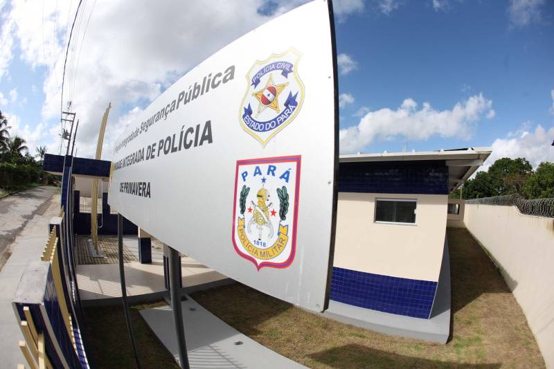 No último dia 14, a dona de casa Francisca Correa foi assaltada quando saia da igreja, no município de Primavera, nordeste do estado. dois rapazes a derrubaram da bicicleta e levaram sua bolsa. Francisca acabou se tornando uma das primeiras usuárias da nova Unidade Integrada de Polícia Pro Paz (UIPP) em Primavera. "Cheguei, fui rapidamente atendida e os dois rapazes já foram, inclusive, presos", disse. Francisca, que voltou à UIPP nessa segunda-feira, dia 19, para buscar o boletim de ocorrência. Coincidentemente, o mesmo dia em que a unidade foi oficialmente entregue à população pelo governador Simão Jatene. Não que a gente goste de vir aqui, né?", afirmou Francisca. Delegacia nunca é bom, completou a dona de casa. "Mas, quando a gente chega num lugar novo e é bem atendida, aí se sente mais tranquila, principalmente numa hora de sofrimento como essa, de um assalto", concluiu.
FOTO: RODOLFO OLIVEIRA / AG. PARÁ
DATA: 19.03.2018
PRIMAVERA - PARÁ <div class='credito_fotos'>Foto: Rodolfo Oliveira/Ag. Pará | <a href='/midias/2018/originais/02d309f3-c513-4a66-8e00-4010f5c8349e.jpg' download><i class='fa-solid fa-download'></i> Download</a></div>