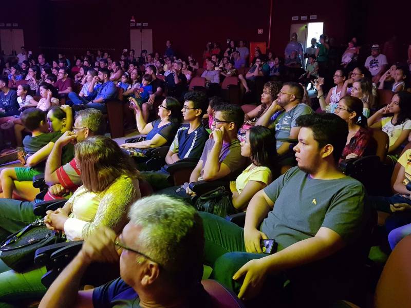 Uma plateia atenta e alegre aplaudiu os estudantes do 3º ano do Colégio Alvorada, em Marabá, que apresentaram a peça teatral adaptada de “O Auto da Compadecida” (foto), obra do escritor paraibano Ariano Suassuna, na programação do 1º Salão do Livro do Sul e Sudeste do Pará, que prossegue até o próximo dia 06 (domingo), no Carajás Centro de Convenções. Cláudia Borges, professora de Literatura, informou que a peça fez parte de uma semana literária da escola, voltada às leituras do Exame Nacional do Ensino Médio (Enem). “Foi um trabalho interdisciplinar com Português, Redação e Literatura. Nós buscamos valorizar o pensamento dos alunos, e cada um com sua personalidade deu corpo aos personagens. ‘Ariano Suassuna’ foi trabalhado porque é uma das obras que caem no Enem, e foi uma coisa gostosa de trabalhar porque estudamos o autor, o sotaque, expressões populares do Nordeste, vocabulário na Língua Portuguesa, o roteiro, o contexto histórico e a construção de cada personagem, respeitando o que o autor propôs para cada papel”, explicou.
FOTO: KÉLIA SANTOS / CRGSP
DATA: 02.05.2018
MARABÁ - PARÁ <div class='credito_fotos'>Foto: KÉLIA SANTOS / ASCOM CRGSP | <a href='/midias/2018/originais/02d54c53-d614-4c06-920f-b362c805201d.jpg' download><i class='fa-solid fa-download'></i> Download</a></div>