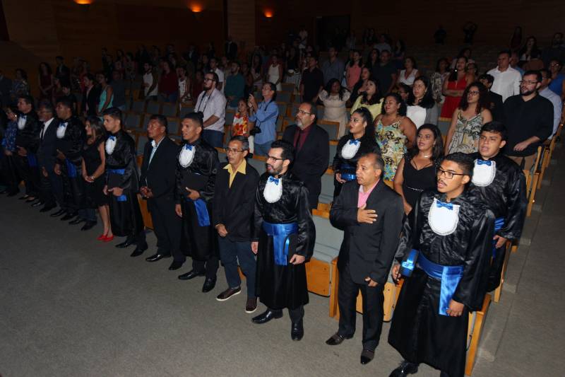 11 concluintes do Bacharelado em Música que colaram grau na noite desta quinta-feira (01) no Teatro Maia Sylvia Nunes, na Estação das Docas.
FOTO: CARLOS SODRÉ / AG. PARÁ
DATA: 01.03.2018
BELÉM - PARÁ <div class='credito_fotos'>Foto: CARLOS SODRÉ / AG. PARÁ | <a href='/midias/2018/originais/02d8780d-540f-47b3-b2d2-4d9842a1d1e1.jpg' download><i class='fa-solid fa-download'></i> Download</a></div>