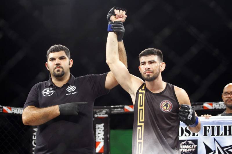 O mundo do MMA conheceu neste sábado os novos guerreiros paraenses. Dos 34 lutadores que entraram no octógono do Jungle Fight 93, 31 representaram o estado. Destaque para Ivanildo Monstrinho e Francisco Figueiredo, que conquistaram os cinturões interinos das categorias 57kg e 61kg, respectivamente, diante do público que lotou o Centro de Convenções da Amazônia – Hangar, com apoio da Secretaria de Estado de Esporte e Lazer.
FOTO: THIAGO GOMES / AG. PARÁ
DATA: 28.04.2018
BELÉM - PARÁ <div class='credito_fotos'>Foto: Thiago Gomes /Ag. Pará | <a href='/midias/2018/originais/02ddb89a-052d-48e4-82a1-af8ff1d13acb.jpg' download><i class='fa-solid fa-download'></i> Download</a></div>