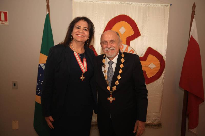 O Governo do Estado do Pará concedeu hoje 230 comendas do Mérito Grão-Pará (foto), a mais alta do Estado, a autoridades e servidores que se destacaram nos últimos oito anos de serviços prestados à população. “O ciclo que encerramos hoje não encerra nossa missão de servir ao público, porque uma vez servidores públicos, trabalhando em benefício da população, nunca mais deixamos de sê-lo, pois essa missão fica gravada em nossos corações”, disse o governador Simão Jatene aos agraciados. O governador entregou, pessoalmente, uma a uma as condecorações.  Das 230 medalhas, 14 foram no grau de Grande Oficial, 60 no grau de Comendador, 8 no grau de Oficial e 11 no grau de Cavaleiro aos servidores civis. Entre os militares, 4 receberam no grau de Comendador, 38 de Oficial e 109 no grau de Cavaleiro.

FOTO: CRISTINO MARTINS / AG. PARÁ
DATA: 31.12.2018
BELÉM - PARÁ <div class='credito_fotos'>Foto: Cristino Martins/Ag. Pará   |   <a href='/midias/2018/originais/02e10d3a-d591-4c0d-9282-0d9c15b3098f.jpg' download><i class='fa-solid fa-download'></i> Download</a></div>