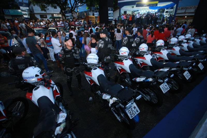 O Governo do Pará garante mais investimentos em segurança, infraestrutura e regularização fundiária ao município de Capanema, no nordeste paraense. Na noite desta segunda-feira (4) foram entregues novas viaturas para a Polícia Militar (foto) e assinados convênios e ordens de serviço para novas obras na cidade.

FOTO: MÁCIO FERREIRA / AG. PARÁ
DATA: 04.06.2018
CAPANEMA - PARÁ <div class='credito_fotos'>Foto: MÁCIO FERREIRA/ AG. PARÁ   |   <a href='/midias/2018/originais/02eb42e2-66ab-487a-813c-caebcdb2fc59.jpg' download><i class='fa-solid fa-download'></i> Download</a></div>