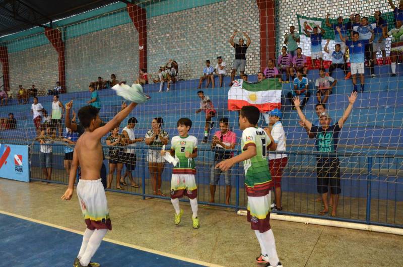 Com medalhas de ouro em handebol, futsal e basquetebol, e prata em voleibol, o município de Mãe do Rio, no nordeste paraense, encerrou sua participação na 2ª etapa Regional dos Jogos Estudantis Paraenses (JEPs) no sábado (12). A participação de Mãe do Rio na competição, que completa 60 anos em 2018, iniciou antes de sua elevação à condição de município, há 30 anos.
FOTO: ELISEU DIAS / ASCOM SEDUC
DATA: 12.05.2018
MÃE DO RIO - PARÁ <div class='credito_fotos'>Foto: Eliseu Dias / Ascom Seduc | <a href='/midias/2018/originais/02f0279f-04f2-4dd5-9580-d7b8fdc63330.jpg' download><i class='fa-solid fa-download'></i> Download</a></div>