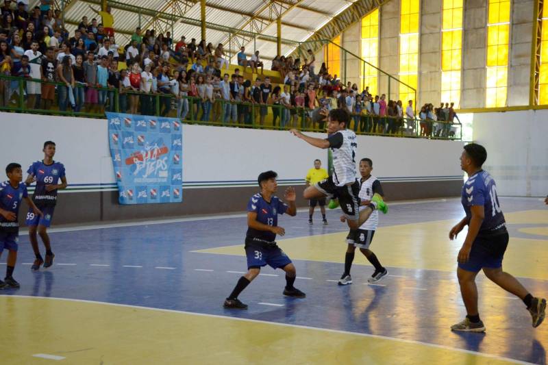 Emoção. Este foi o sentimento predominante nas partidas finais da regional de Carajás dos Jogos Estudantis Paraenses (Jeps), realizadas neste sábado (26), no Ginásio Poliesportivo de Parauapebas. Desta etapa, os municípios de Marabá, Parauapebas, Rondon do Pará, Jacundá e Bom Jesus do Tocantins são as delegações campeãs e, em junho, vão participar da etapa Estadual, em Belém.
FOTO: FERNANDO NOBRE / ASCOM SEDUC
DATA: 26.05.2018
PARAUAPEBAS - PARÁ <div class='credito_fotos'>Foto: FERNANDO NOBRE/ASCOM SEDUC | <a href='/midias/2018/originais/02f2700d-d9c4-443f-b5f9-460b24573b43.jpg' download><i class='fa-solid fa-download'></i> Download</a></div>