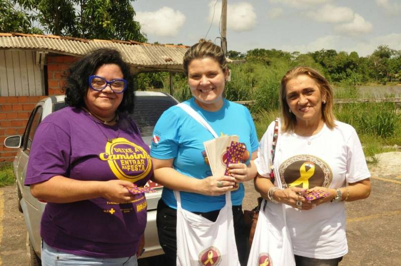 Durante todo o feriado de Carnaval, equipes da Secretaria de Estado de Saúde Publica (Sespa) percorreram diversos municípios paraenses para levar ações de saúde e prevenção aos principais pontos de concentração de foliões. Os técnicos distribuíram preservativos masculinos e femininos, orientaram os brincantes sobre as Infecções Sexualmente Transmissíveis (IST) e também sobre o combate ao Aedes aegipty, mosquito causador da dengue, zika e chikungunya.
FOTO: JOSÉ PANTOJA / ASCOM SESPA
DATA: 13.02.2018
BARCARENA - PARÁ <div class='credito_fotos'>Foto: José Pantoja / Ascom Sespa | <a href='/midias/2018/originais/02f624c6-73d9-43fd-8b08-b6d0b5bd2ca7.jpg' download><i class='fa-solid fa-download'></i> Download</a></div>