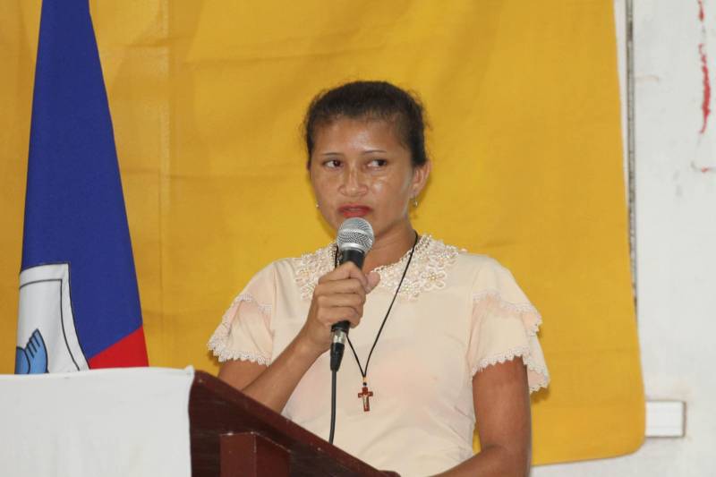 Cento e dezoito famílias da comunidade quilombola do Caeté, no município de Abaetetuba, no nordeste do Estado, foram beneficiadas com um título coletivo de terra. Com o documento, o Governo do Estado, por meio do Instituto de Terras do Pará (Iterpa), reconhece o direito de uma população que há décadas ocupa e trabalha na área. A cerimônia de entrega ocorreu na manhã deste sábado (24), no Centro Comunitário, e contou com a participação do governador Simão Jatene. A área titulada corresponde a cerca de 1.400 hectares. Agora, devidamente respaldadas, as famílias poderão ter acesso a empréstimos, políticas públicas, entre outros benefícios que possibilitam o desenvolvimento da sua produção e a continuidade de suas tradições. “Com o documento de terra a comunidade passa a ter segurança jurídica e acesso a créditos, financiamentos e outros benefícios que antes não lhes era permitido. Além disso, agora eles poderão produzir com mais segurança, mantendo a terra entre as futuras gerações”, afirmou o governador Simão Jatene. Na foto, Dilene Conceição Cardoso.
FOTO: CRISTINO MARTINS / AG. PARÁ
DATA: 24.03.2018
ABAETETUBA - PARÁ
<div class='credito_fotos'>Foto: Cristino Martins/Ag. Pará | <a href='/midias/2018/originais/02f6d3c5-5966-4dd4-9bd1-ceab2857a1f6.jpg' download><i class='fa-solid fa-download'></i> Download</a></div>