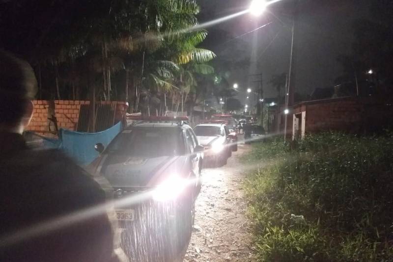 Durante o final da tarde e noite desta terça-feira, 1º de maio, dezenas de militares do 24º Batalhão da Polícia Militar (BPM), unidade vinculada ao Centro de Policiamento da Capital (CPC), prosseguiram com as ações da operação Sáfara 3 na área do bairro Tapanã, mas também no Benguí, Parque Verde e Pratinha. A operação iniciou por volta das 17h e partiu da praça do conjunto Cordeiro de Farias.
FOTO: ASCOM PMPA
DATA: 01.05.2018
BELÉM - PARÁ <div class='credito_fotos'>Foto: Ascom PMPA | <a href='/midias/2018/originais/02fb875d-8841-4f06-846e-aca570d38e33.jpg' download><i class='fa-solid fa-download'></i> Download</a></div>