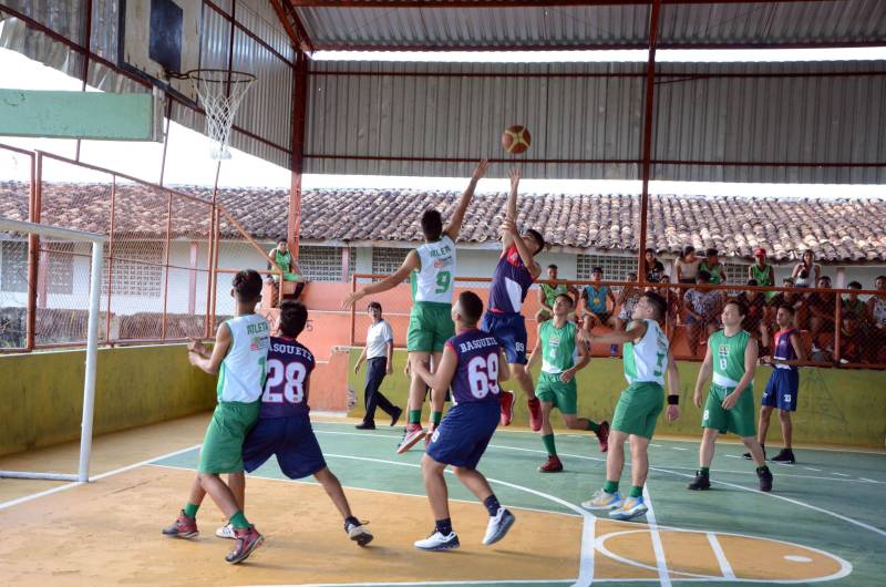 No momento em que os Jogos Estudantis Paraenses (Jeps) atingem a marca histórica de 60 anos, o município de Mocajuba (foto), na Região do Baixo-Tocantins, está em festa ao sediar, desde a quarta-feira, 16, as competições regionais do evento estudantil.
FOTO: ELISEU DIAS / ASCOM SEDUC
DATA: 17.05.2018
MOCAJUBA - PARÁ <div class='credito_fotos'>Foto: Eliseu Dias / Ascom Seduc | <a href='/midias/2018/originais/02fe8066-f11f-4032-a327-2489f88871e0.jpg' download><i class='fa-solid fa-download'></i> Download</a></div>