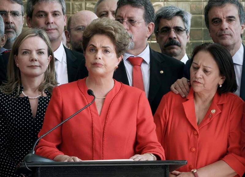 Na quinta-feira (28), às 20 h, estreia o documentário “O Processo” (foto), de Maria Augusta Ramos, nas sessões regulares do Cine Líbero Luxardo, da Fundação Cultural do Pará (FCP). O documentário, que apresenta o processo de impeachment da ex-presidente Dilma Rousseff, foi lançado em 2018 e já recebeu o Prêmio do Júri de Melhor Longa-metragem Internacional no DocumentaMadrid, em Portugal. O documentário acompanha a crise política no Brasil desde 2013, sem nenhum tipo de abordagem direta, como entrevistas ou intervenções nos acontecimentos. A diretora Maria Augusta Ramos passou meses no Planalto e no Congresso Nacional captando imagens sobre votações e discussões que culminaram com a destituição de Dilma Rousseff do cargo.

FOTO: DIVULGAÇÃO
DAATA: 26.06.2018
BELÉM - PARÁ <div class='credito_fotos'>Foto: Divulgação   |   <a href='/midias/2018/originais/02feff9c-f383-41df-aab0-3632c1dc11f0.jpg' download><i class='fa-solid fa-download'></i> Download</a></div>