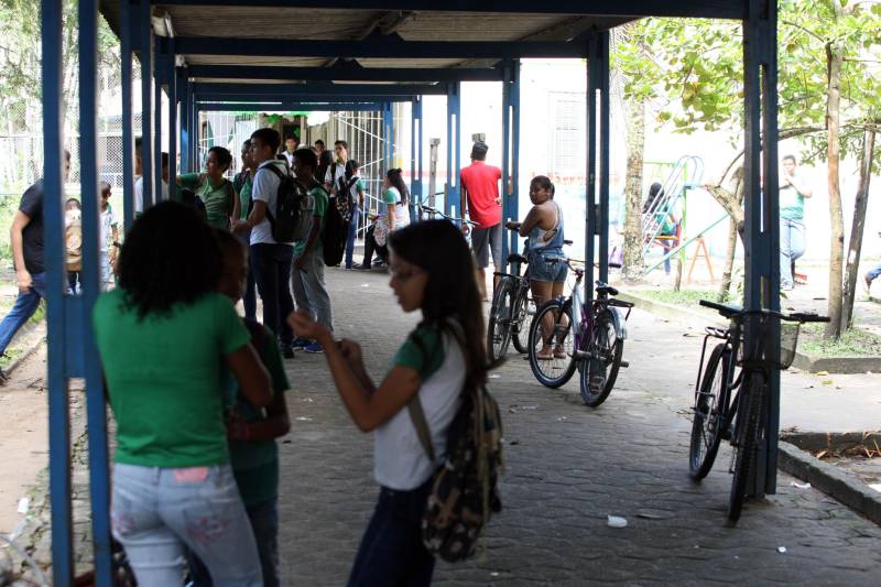 Uma das seis escolas da capital nas quais o Cipoe atua com o Plano de Segurança Escolar é a Escola Estadual Hilda Vieira (foto), no bairro da Marambaia. Lá estudam 1.300 alunos, do ensino fundamental à Educação de Jovens e Adultos (EJA), nos períodos matutino, vespertino e noturno.
FOTO: SIDNEY OLIVEIRA / AG. PARÁ
DATA: 30.05.2018
BELÉM - PARÁ <div class='credito_fotos'>Foto: Sidney Oliveira/Ag. Pará | <a href='/midias/2018/originais/02ff781f-dc37-4242-99f6-bed7e58b8b08.jpg' download><i class='fa-solid fa-download'></i> Download</a></div>