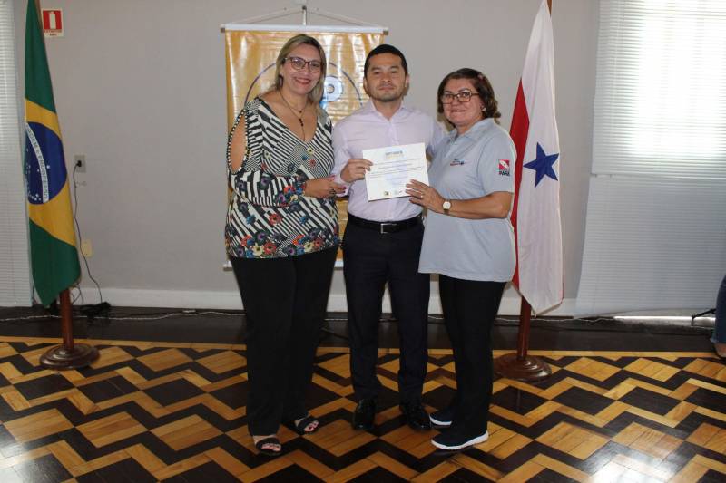 O Núcleo de Articulação e Cidadania (NAC) do Governo do Pará realizou na manhã desta quarta-feira (12), no auditório do Palácio do Governo, a última edição do ano de 2018 do projeto Bate-Papo com o Terceiro Setor (foto). Os temas do encontro foram “Lei do Voluntariado: O que é Necessário Saber”, com o advogado Igor Bezerra, e “Marketing e Comunicação como Ferramenta de Diferenciação às Instituições do Terceiro Setor” com especialista Junior Lopes. A diretora Geral do NAC, Daniele Khayat, abriu o encontro falando sobre a importância que esse projeto teve durante todos esses anos. “O que nós fizemos foi muito importante, esses encontros contribuíram diretamente para a autonomia e gestão das organizações da sociedade civil, por isso que nós devemos nos orgulhar de tudo. Todos nós estamos de parabéns pelo lindo trabalho que foi realizado”.

FOTO: ASCOM / NAC
DATA: 12.12.2018
BELÉM - PARÁ <div class='credito_fotos'>Foto: Ascom NAC   |   <a href='/midias/2018/originais/02ff9150-af3a-49c8-95d8-83f0ee308f15.jpg' download><i class='fa-solid fa-download'></i> Download</a></div>