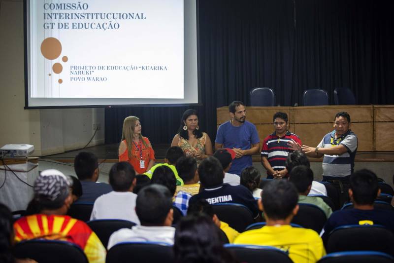 Reunião do Grupo de trabalho (GT) de educação, projeto Kuarika Naruki, para capacitação e acolhimento de povos Warao no Estado. O encontro foi realizado na tarde desta segunda-feira, 11, no auditório da Ueafto, CCBS/UEPA, em Belém.

FOTO: NAILANA THIELY / ASCOM UEPA
DATA: 11.06.2018
BELÉM - PARÁ <div class='credito_fotos'>Foto: Nailana Thiely / Ascom Uepa   |   <a href='/midias/2018/originais/02ffdaba-6516-40ca-b097-e869f6e6841a.jpg' download><i class='fa-solid fa-download'></i> Download</a></div>