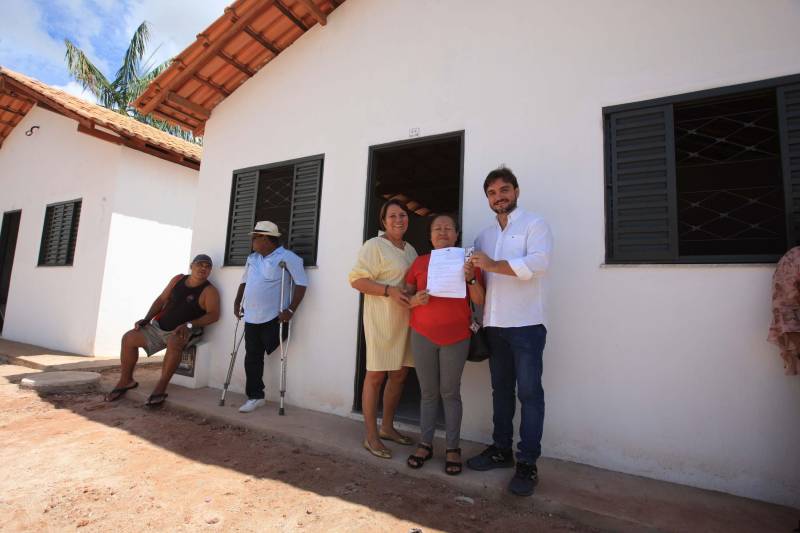 A Cohab entregou hoje(07) mais 30 unidades habitacionais do Projeto Taboquinha, em Icoaraci, que contempla a construção de moradias e infraestrutura urbana, incluindo a recuperação ambiental em torno do Igarapé Tabocão, propiciando a retomada das atividades dos pescadores da área. O projeto prevê ainda a entrega de mais 20 unidades habitacionais, o que deverá ocorrer em 2019. Seu Luís França, de 85 anos, foi um dos primeiros a chegar para a entrega das unidades habitacionais do Taboquinha. Ele ficou emocionado ao receber as chaves de sua nova casa. "Hoje é um dia de alegria pra mim, agradeço a todos que trabalharam nesse projeto, pra dar essa casa para nós", disse o idoso que irá morar com a filha no novo endereço. Na foto, a moradora Olga da Silva (camisa vermelha).

FOTO: SIDNEY OLIVEIRA / AG. PARÁ
DATA: 07.12.2018
ICOARACI - PARÁ <div class='credito_fotos'>Foto: Sidney Oliveira/Ag. Pará   |   <a href='/midias/2018/originais/0301a6e7-0b97-43df-935b-cf9d6d270fc9.jpg' download><i class='fa-solid fa-download'></i> Download</a></div>