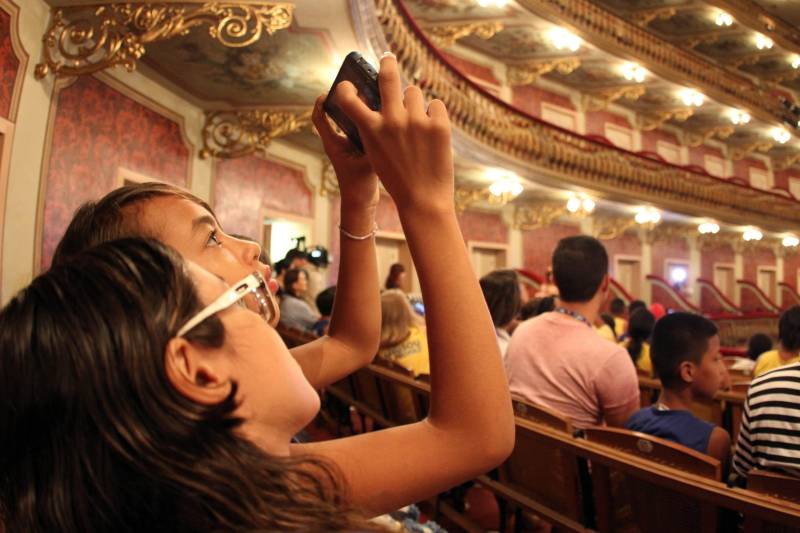 A Amazônia Jazz Band apresenta, na próxima quinta-feira (15), às 20h, o concerto “Celebrando Theatro da Paz e Waldemar Henrique”, com a regência do maestro Nelson Neves e a cantora Simone Almeida, como convidada especial, para comemorar o aniversário de 140 anos do teatro e 113 anos do maestro paraense – que nasceu na mesma data de fundação da casa. A entrada é gratuita. O evento é uma realização do Governo do Estado do Pará, por meio da Secretaria de Estado de Cultura (Secult) e Academia Paraense de Música (APM). Os ingressos podem ser retirados a partir das 9h da próxima quarta-feira (14), na bilheteria do teatro e no site www.ticketfacil.com.br (limitada a dois ingressos por pessoa, com taxa de conveniência de R$ 2 cada).
FOTO: DIVULGAÇAO
DATA: 08.02.2018
BELÉM - PARÁ <div class='credito_fotos'>Foto: Divulgação | <a href='/midias/2018/originais/030a29de-1581-4d89-bc1d-6afc38103d2e.jpg' download><i class='fa-solid fa-download'></i> Download</a></div>