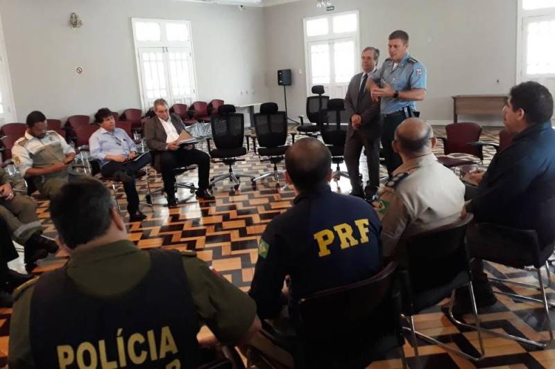 Para garantir a fluidez do tráfego de veículos nas rodovias de acesso aos municípios que recebem um grande número de visitantes no feriado do Carnaval, algumas medidas foram definidas por dirigentes de órgãos do governo do Estado das áreas de mobilidade urbana e segurança pública, nesta quinta-feira (8). A principal delas é a desativação temporária do radar de velocidade que fica no município de Marituba. Dessa forma, para dar mais agilidade na saída de veículos da cidade, agentes da Polícia Rodoviária Federal (PRF) e do Departamento de Trânsito do Estado (Detran) irão gerenciar o fluxo e orientar motoristas nesse ponto da BR 316.
FOTO: ASCOM NGTM
DATA: 08.02.2018
BELÉM PARÁ <div class='credito_fotos'>Foto: ASCOM NGTM | <a href='/midias/2018/originais/030c11b4-38f5-4470-bd16-3aa570570977.jpg' download><i class='fa-solid fa-download'></i> Download</a></div>