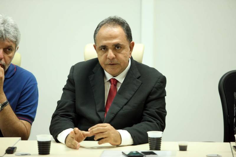 Mesmo diante da crise que ainda afeta o País, o Governo do Estado do Pará anunciou na tarde desta terça-feira, 10, o reajuste de 3% nos salários dos servidores ativos e inativos do Estado. O percentual de reajuste foi definido pela reposição da inflação no período de abril de 2017 a março de 2018, que foi de 2,89. A legislação eleitoral também veda, em ano de eleições como é 2018, reajuste acima do patamar registrado pela inflação. E a legislação vem sendo seguida à risca pelo Governo do Pará. Na reunião estiveram presentes a Secretária de Estado de Administração, Alice Viana; o procurador do Estado, Idemar Perachi; Nilo Noronha (foto), titular da Sefa; e Ana Hage, Secretária de Educação, que ocorreu na sede da Secretaria de Administração.
FOTO: THIAGO GOMES / AG. PARÁ
DATA: 10.04.2018
BELÉM - PARÁ <div class='credito_fotos'>Foto: Thiago Gomes /Ag. Pará | <a href='/midias/2018/originais/030e2831-8a6e-4402-8cfe-8dbff86797c6.jpg' download><i class='fa-solid fa-download'></i> Download</a></div>