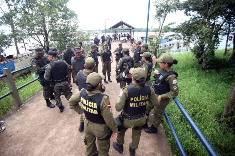 Os rios próximos a Belém são, muitas vezes, porta de entrada para o tráfico de drogas, comercialização de produtos ilegais, entre outros crimes, que influenciam diretamente a violência na Região Metropolitana de Belém (RMB). Para intensificar e otimizar as ações repressivas nas regiões das ilhas pertencentes a capital, a Secretaria de Estado de Segurança Pública e Defesa Social (Segup) realizou a Operação Yara na ilha de Cotijuba, neste sábado, 26.

FOTO: THIAGO GOMES / AG. PARÁ
DATA: 26.05.2018
COTIJUBA - PARÁ <div class='credito_fotos'>Foto: Thiago Gomes /Ag. Pará   |   <a href='/midias/2018/originais/0311b513-c926-418e-b527-cfca2f545ddb.jpg' download><i class='fa-solid fa-download'></i> Download</a></div>