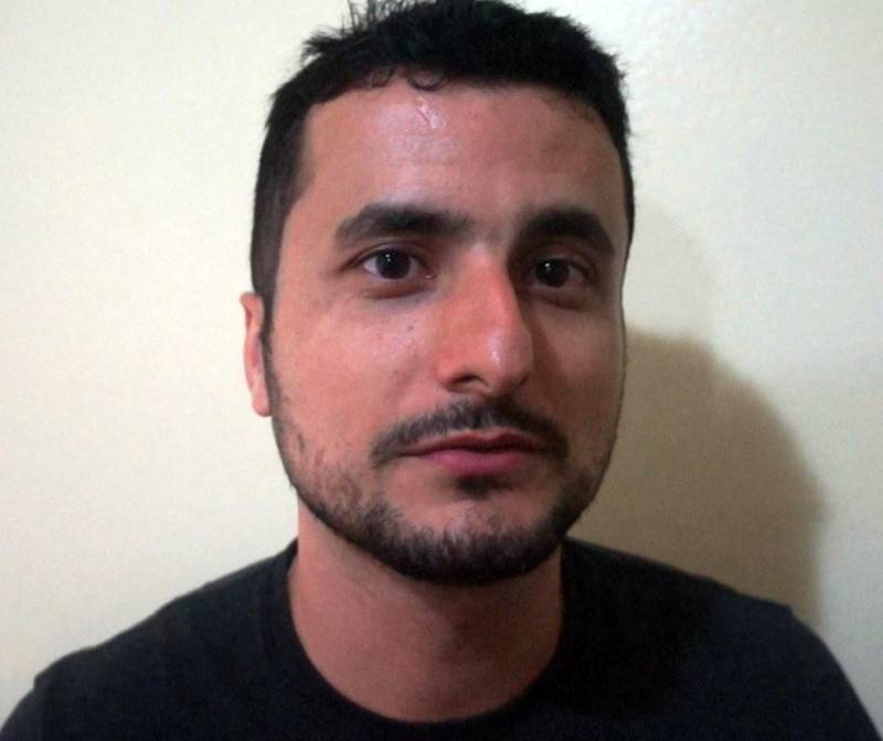 Mais de 120 Unidades Policiais, entre Seccionais, Delegacias e Unidades Integradas de Polícia, situadas em 111 municípios do Pará, receberão novos policiais civis, das categorias de escrivão, investigador e papiloscopista, aprovados no último concurso público. Ao todo, 474 policiais civis das três categorias concluíram o certame e foram empossados. Nesta sexta-feira (23), a Polícia Civil realizou a lotação dos servidores públicos, no auditório A, da Delegacia-Geral, em Belém. Foi quando os agentes policiais escolheram os locais de trabalho no interior do Estado. Além das lotações, os novos policiais civis receberam as armas e demais materiais de trabalho para iniciar as atividades. O procedimento de lotação teve início pela manhã e se estendeu por todo o dia. Na foto, o novo escrivão de Polícia Civil, Felipe Ramos.
FOTO: ASCOM / POLÍCIA CIVIL
DATA: 23.03.2018
BELÉM - PARÁ <div class='credito_fotos'>Foto: Ascom / Polícia Civil | <a href='/midias/2018/originais/03135f05-0094-4e84-99bb-04d660db7efc.jpg' download><i class='fa-solid fa-download'></i> Download</a></div>