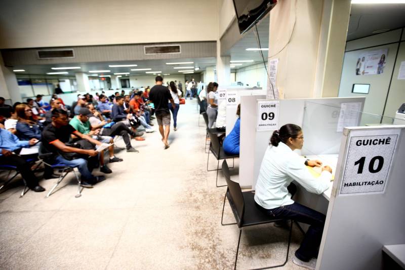 A Portaria de nº 831/ 2018 publicada no Diário Oficial de terça-feira (26) determinou o cancelamento de 26.224 Carteiras Nacionais de Habilitação (CNHs) por constatação de fraude durante o processo de emissão. Esta é a etapa conclusiva do processo administrativo especial, aberto internamente pelo Departamento de Trânsito do Estado (Detran/PA), com base no Art. 263 do Código de Trânsito Brasileiro (CTB), que já cancelou 31.935 CNHs, em 12 portarias no todo. O cancelamento das carteiras é resultado da Operação Galezia, deflagrada em 2015 pela Polícia Civil, com apoio do Detran/PA e do Ministério Público do Estado (MPE). A ação policial desarticulou um esquema fraudulento de emissão de CNH atuante no sul e sudeste do Pará, no qual estavam envolvidos servidores do Detran, despachantes e proprietários de Centros de Formação de Condutores, além de clínicas de exames.
FOTO: SIDNEY OLIVEIRA / AG. PARÁ
DATA: 27.03.2018
BELÉM - PARÁ <div class='credito_fotos'>Foto: Sidney Oliveira/Ag. Pará | <a href='/midias/2018/originais/03179f8c-231d-4a8a-9b6f-0aeed65da401.jpg' download><i class='fa-solid fa-download'></i> Download</a></div>