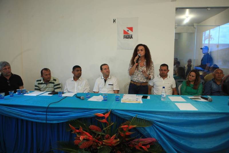 A agenda começou no município de Curuçá, com a assinatura da Ordem de Serviço de pavimentação de 6 km de vias urbanas através do Programa Asfalto na Cidade, um investimento de mais de R$2 milhões que vão beneficiar moradores como os do Bairro Alto. Na cerimônia, que aconteceu na sede da Prefeitura de Curuçá, o prefeito Jefferson Ferreira de Miranda, conhecido como “Tarrafa”, destacou as obras do Governo em seu município. Na foto, a secretária de Municípios Sustentáveis, Izabela Jatene

FOTO: RODOLFO OLIVEIRA / AG. PARÁ
DATA: 14.06.2018
CURUÇÁ - PARÁ <div class='credito_fotos'>Foto: Rodolfo Oliveira/Ag. Pará   |   <a href='/midias/2018/originais/0328453a-fe6b-4d3d-881b-0755d079ca1a.jpg' download><i class='fa-solid fa-download'></i> Download</a></div>