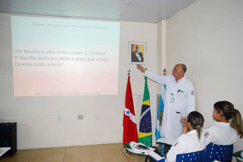 onceito que prioriza o tratamento domiciliar do paciente em condições de receber cuidados em casa, a desospitalização foi tema de uma roda de conversa nesta terça-feira (19), entre profissionais da assistência no Hospital Metropolitano de Urgência e Emergência (HMUE), localizado em Ananindeua, município da Região Metropolitana de Belém, e representantes do Programa Melhor em Casa, durante a programação da III Semana Multiprofissional e a XII Semana de Enfermagem da unidade.
FOTO: ASCOM HMUE
DATA: 19.06.2018
ANANINDEUA - PARÁ <div class='credito_fotos'>Foto: ASCOM HMUE | <a href='/midias/2018/originais/03286914-12ef-4f82-8b01-febbdba19532.jpg' download><i class='fa-solid fa-download'></i> Download</a></div>