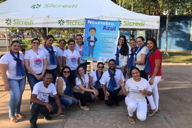 Palestras para o público interno e externo, e oferta de serviços de saúde à comunidade com distribuição de material educativo sobre prevenção, diagnóstico precoce e tratamento do câncer de próstata são algumas ações da programação elaborada pela equipe do Hospital Regional Público do Leste (HRPL), localizado em Paragominas, no sudeste paraense, durante a Campanha Novembro Azul. Na foto, HRPL leva saúde à praça.

FOTO: ASCOM HRPL
DATA: 18.11.2018
PARAGOMINAS - PARÁ  <div class='credito_fotos'>Foto: ASCOM HRPL   |   <a href='/midias/2018/originais/0333f64c-0d25-435d-a488-68d3ec09fa53.jpg' download><i class='fa-solid fa-download'></i> Download</a></div>