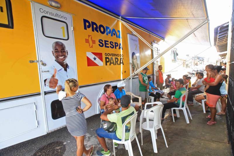 O governador Simão Jatene está no município de Bragança, nordeste do Estado, neste sábado (19), para visitar algumas das localidades atingidas pelas enchentes provocadas pelas chuvas do início da semana. A Defesa Civil Estadual está articulando as secretarias de Estado para atender às pessoas afetadas pelos alagamentos. Até o momento são três famílias desabrigadas e mais de três mil pessoas afetadas, principalmente na comunidade de Maranhãozinho. A prefeitura decretou estado de alerta. Uma sala de situação foi montada no município para o gerenciamento das ações que atendem às famílias. Na foto, o governador Simão Jetene em visita a unidade do Pro Paz no município.
FOTO: RODOLFO OLIVEIRA / AG. PARÁ
DATA: 19.05.2018
BRAGANÇA - PARÁ <div class='credito_fotos'>Foto: Rodolfo Oliveira/Ag. Pará | <a href='/midias/2018/originais/0339597f-5e2e-4b1f-91f6-434a925a9dbd.jpg' download><i class='fa-solid fa-download'></i> Download</a></div>