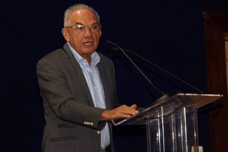 A secretária de Municípios Sustentáveis (Semsu), Izabela Jatene, representou o governador Simão Jatene na sessão pública de apoio à implantação do campus da Amazônia para Estudos e Pesquisas de Políticas Integradas de Proteção Ambiental e Progresso Sustentável da Universidade Mundial de Segurança e Desenvolvimento Social da Organização das Nações Unidas (ONU), em Belém. Em seu discurso de boas vindas, o presidente do Sistema Fiepa, José Conrado Santos (foto), falou da importância em apoiar iniciativas como a universidade e disse que as indústrias paraenses sempre serão parceiras de atividades que promovam o desenvolvimento do estado.
FOTO: CARLOS SODRÉ / AG. PARÁ
DATA: 23.05.2018
BELÉM - PARÁ <div class='credito_fotos'>Foto: CARLOS SODRÉ / AG. PARÁ | <a href='/midias/2018/originais/03396d87-c2b4-430b-a1a7-98d9c9012db1.jpg' download><i class='fa-solid fa-download'></i> Download</a></div>