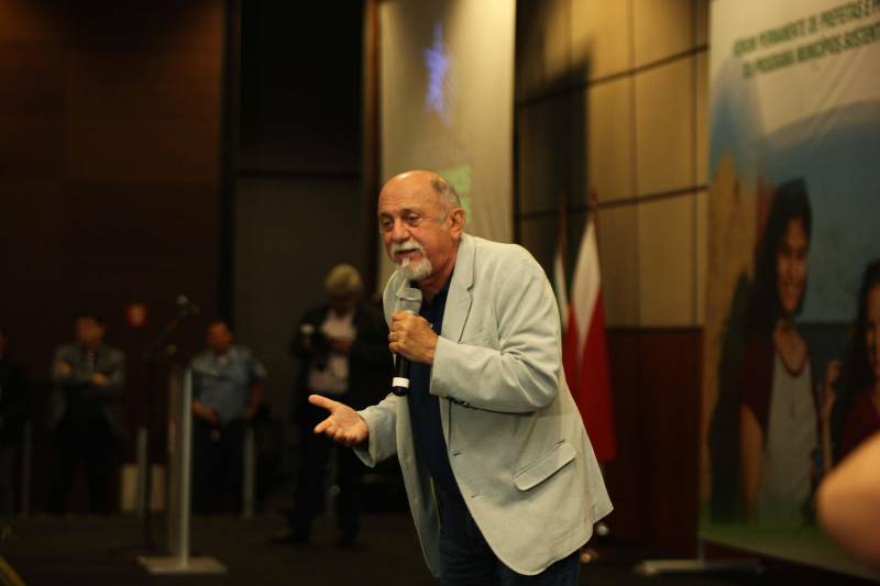 No segundo dia do Fórum Permanente de Prefeitos e Prefeitas dos Municípios Sustentáveis, no Hangar Convenções e Feiras da Amazônia, gestores compartilharam experiências sobre a “Captação de Recursos, Soluções e Parcerias - Governança compartilhada como pressuposto para a Gestão Eficiente”. Nesta quinta-feira (8), também foram assinadas ordens de serviços entre Governo do Estado e prefeituras para obras de infraestrutura e educação que totalizam um valor de mais de 50 milhões de reais. De serviços de pavimentação asfáltica a reforma e ampliação de escolas, os convênios e ordens de serviço totalizam R$52.946.186,86, recursos a serem repassados pelo Governo do Estado e pelo BID, Banco Interamericano de Desenvolvimento, com a contrapartida de alguns municípios.
FOTO: SIDNEY OLIVEIRA / AG PARÁ
DATA: 08.02.2018
BELÉM - PARÁ
<div class='credito_fotos'>Foto: Sidney Oliveira/Ag. Pará | <a href='/midias/2018/originais/033a899d-ffaf-4bb9-bbc2-4559a26d9297.jpg' download><i class='fa-solid fa-download'></i> Download</a></div>