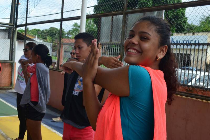 Há três anos, a Escola Municipal “Dr. Lauro Chaves”, na comunidade Baía do Sol, no Distrito de Mosqueiro, em Belém, promove a “Semana da Família”, com atividades que integram profissionais da unidade, pais e alunos. A última edição do evento contou com a participação mais efetiva da Polícia Militar e de um maior número de familiares.
FOTO: ELIELSON MODESTO / ASCOM SEGUP
DATA: 12.05.2018
MOSQUEIRO - PARÁ <div class='credito_fotos'>Foto: Elielson Modesto / Ascom Segup | <a href='/midias/2018/originais/033a9ca6-6c1d-4bbc-a3eb-3545cfb5c74e.jpg' download><i class='fa-solid fa-download'></i> Download</a></div>