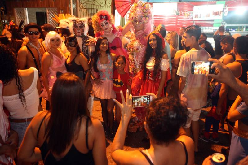 O professor Júlio Leal Gomes é natural de Vigia de Nazaré, no nordeste paraense, terra conhecida pela hospitalidade, principalmente em época festiva. Mantendo a tradição, no Carnaval Júlio e seus irmãos abrem a casa da família para amigos e outros parentes. Neste ano, o imóvel de quatro cômodos abrigou mais de 50 pessoas. Vigia tem um dos maiores e mais tradicionais carnavais do Pará. Nesta época do ano, a população do município, de 51.173 habitantes (Censo/IBGE), triplica com a chegada de brincantes oriundos de todo o Brasil, e os vigienses – igual coração de mãe - acolhem essa multidão. A estimativa é a cidade receber mais de 300 mil pessoas neste Carnaval.
FOTO: IGOR BRANDÃO / AG PARÁ
DATA: 13.02.2018
VIGIA - PARÁ <div class='credito_fotos'>Foto: IGOR BRANDÃO / AG. PARÁ | <a href='/midias/2018/originais/033d84cd-7719-4afb-b2f7-b9877a9432a3.jpg' download><i class='fa-solid fa-download'></i> Download</a></div>