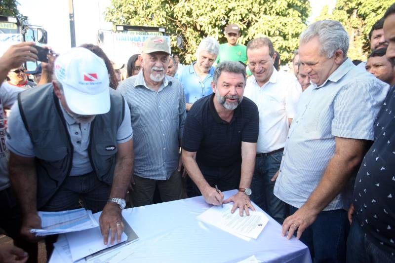 O município de Itaituba, localizado a cerca de 1,3 mil quilômetros de Belém, no sudoeste do Pará, recebeu agenda do Governo do Estado nesta terça-feira (3). O governador Simão Jatene (foto) visita uma série de obras no município, entre elas a da escola com 12 salas de aula que está sendo construída no distrito de Miritituba e do Hospital Regional Público do Tapajós. A comitiva governamental fará inspeção ainda nas obras do novo sistema de abastecimento e tratamento de água da Companhia de Saneamento do Pará (Cosanpa).
FOTO: MARCELO LELIS / AG. PARÁ
DATA: 03.07.2018
ITAITUBA - PARÁ <div class='credito_fotos'>Foto: Marcelo Lelis / Ag. Pará | <a href='/midias/2018/originais/033dd71f-8b0d-4a8a-80c1-72dcbc570a33.jpg' download><i class='fa-solid fa-download'></i> Download</a></div>