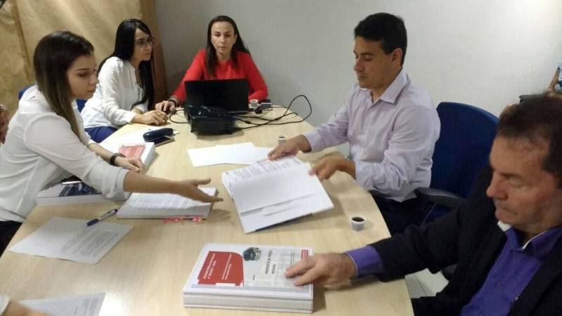 O Governo do Estado, através do Núcleo de Gerenciamento de Transporte Metropolitano (NGTM), informa que na sexta-feira (4) foi realizada a sessão de abertura das propostas de preço da Licitação Pública Internacional (foto) nº 001/2017 - NGTM, para a execução da nova Rodovia BR-316 e infraestrutura do BRT (Bus Rapid Transit) Metropolitano, com a participação das empresas cujas propostas técnicas foram consideradas substancialmente adequadas, de acordo com as diretrizes do agente financeiro, a Agência de Cooperação Internacional do Japão - JICA. O Núcleo de Gerenciamento afirma que, somente após a conclusão da análise das referidas propostas é que será declarada a empresa vencedora do certame. Participaram dessa última etapa as empresas Odebrecht Engenharia e Construção Internacional S.A., que apresentou proposta de preço no valor de R$ 384.607.698,55, e o Consórcio Mobilidade Grande Belém (Construtora Marquise S.A. / COMSA S.A.) com proposta de R$ 534.436.913,29.
FOTO: ASCOM / NGTM
DATA: 05.05.2018
BELÉM - PARÁ <div class='credito_fotos'>Foto: ASCOM NGTM | <a href='/midias/2018/originais/033f0b8e-31c3-4a80-8a4c-a0b9b31a3b41.jpg' download><i class='fa-solid fa-download'></i> Download</a></div>