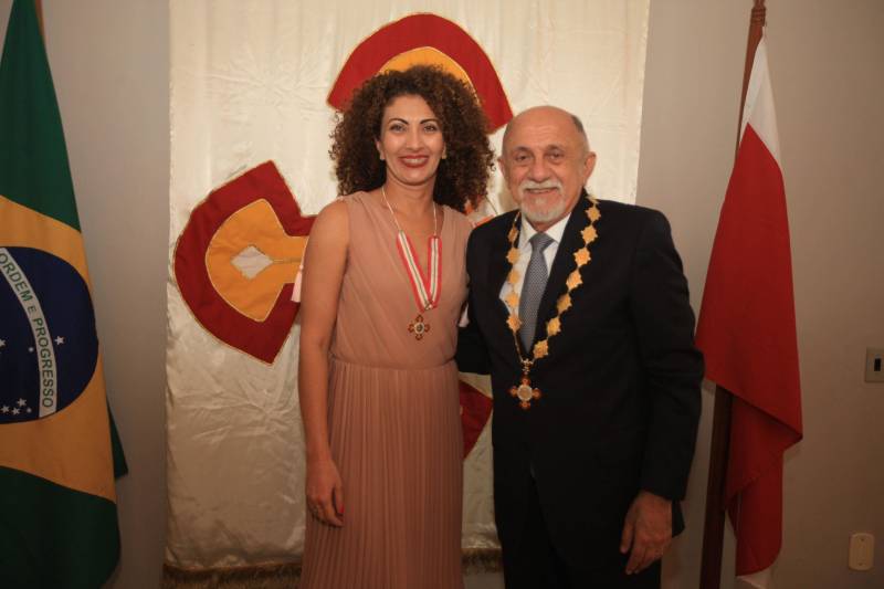 O Governo do Estado do Pará concedeu hoje 230 comendas do Mérito Grão-Pará (foto), a mais alta do Estado, a autoridades e servidores que se destacaram nos últimos oito anos de serviços prestados à população. “O ciclo que encerramos hoje não encerra nossa missão de servir ao público, porque uma vez servidores públicos, trabalhando em benefício da população, nunca mais deixamos de sê-lo, pois essa missão fica gravada em nossos corações”, disse o governador Simão Jatene aos agraciados. O governador entregou, pessoalmente, uma a uma as condecorações.  Das 230 medalhas, 14 foram no grau de Grande Oficial, 60 no grau de Comendador, 8 no grau de Oficial e 11 no grau de Cavaleiro aos servidores civis. Entre os militares, 4 receberam no grau de Comendador, 38 de Oficial e 109 no grau de Cavaleiro.

FOTO: CRISTINO MARTINS / AG. PARÁ
DATA: 31.12.2018
BELÉM - PARÁ <div class='credito_fotos'>Foto: Cristino Martins/Ag. Pará   |   <a href='/midias/2018/originais/033fd5ea-c727-44b0-b921-afed4ff764c5.jpg' download><i class='fa-solid fa-download'></i> Download</a></div>