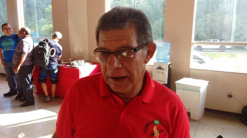 Lideranças comunitárias participaram nesta quinta-feira, 07, na Vila dos Cabanos, em Barcarena, de uma reunião pública com representantes do Governo do Estado. Dois secretários estaduais, de Saúde e de Meio Ambiente e Sustentabilidade, além do vice-presidente da Companhia de Desenvolvimento Econômico (Codec) dialogaram com 125 representantes de comunidades as propostas do governo nas áreas de Saúde, Meio Ambiente e Socioeconomia para questões que envolvem o acidente ambiental da empresa mineradora Hydro, na região. Vitor Mateus e Thales Belo, respectivamente, titulares das pastas de Saúde e Meio Ambiente, e Eduardo Klautau, da Codec, responderam à dúvidas e questionamentos dos moradores de 18 comunidades da região: Ilha do Capim, Vila Beja, Itupanema, Ilha das Onças, São José, Laranjal, Curuperé, Acuí, Conde, Vila Nova, Bom Futuro, Renascer com Cristo, Barcarena Sede, Jardim Paraíso, Jardim São José, Bairro Industrial, Vila dos Cabanos e Aicaraú. Estavam presentes ainda representantes da Secretaria de Assistência Social (Seaster). Na foto, Nuciano do Nascimento, morador da comunidade Acuí.
FOTO: RODOLFO OLIVEIRA / AG. PARÁ
DATA: 07.06.2018
BARCARENA - PARÁ <div class='credito_fotos'>Foto: Rodolfo Oliveira/Ag. Pará | <a href='/midias/2018/originais/034e4e75-9bd4-4b64-96b3-4aebbd13db55.jpg' download><i class='fa-solid fa-download'></i> Download</a></div>
