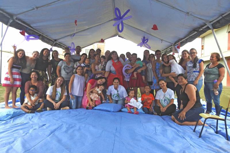 Heloíse Victória, de 1 ano e 8 meses, passeia pela tenda montada no jardim atenta a tudo: balões, giz de cera, desenhos para colorir e as personagens Pipa e Nani. Ela e a mãe Josélia dos Santos vieram de Anapu (PA) para participar do 4º Encontro dos Prematuros do Hospital Regional Público da Transamazônica, (HRPT), gerido pela Pró-Saúde Associação de Assistência Social e Hospitalar, em Altamira (PA).

FOTO; ASCOM HRPT
DATA: 29.11.2018
ALTAMIRA - PARÁ <div class='credito_fotos'>Foto: ASCOM HRPT   |   <a href='/midias/2018/originais/0350ae16-6374-40a1-b783-055738bd8494.jpg' download><i class='fa-solid fa-download'></i> Download</a></div>