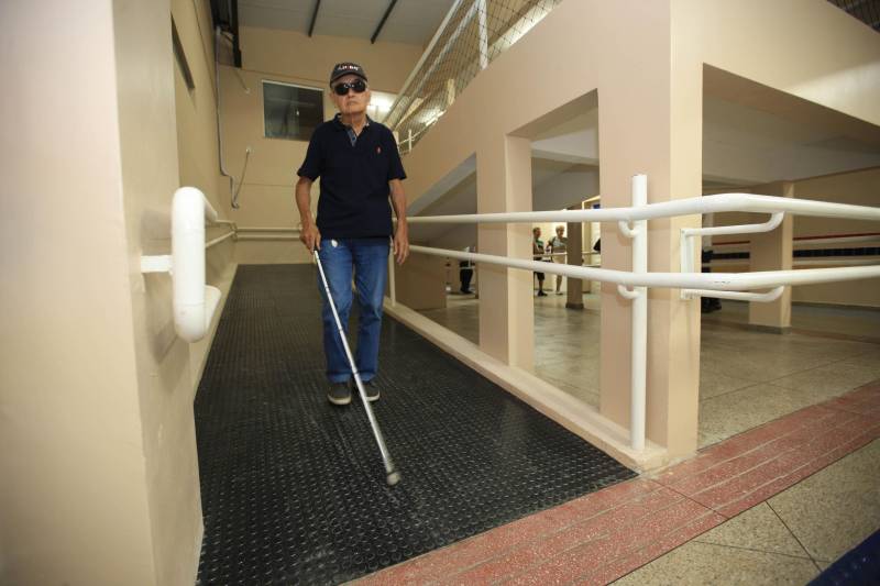 "Hoje vim para uma agenda de inauguração, mas vivi uma experiência de amor, que emana em cada ação dos alunos, professores, direção e de cada um que faz parte desta escola que se torna tão especial porque tem alma". A declaração foi feita pelo governador Simão Jatene, nesta terça, 27, durante a inauguração da obra de reforma e ampliação da Escola Álvares de Azevedo (foto), localizada no Bairro de Batista Campos, em Belém. O governador transformou a inauguração em uma grande confraternização. Passou a tarde na Escola e fez questão de cantar e dançar com os alunos, que expressaram muita gratidão pela obra. Atendendo atualmente 436 alunos, a “Álvares de Azevedo” é uma Unidade Especializada dedicada à educação de estudantes com deficiência visual, e que trabalha nos eixos da educação e da habilitação.
FOTO: MÁCIO FERREIRA / AG. PARÁ
DATA: 27.03.2018
BELÉM - PARÁ <div class='credito_fotos'>Foto: MÁCIO FERREIRA/ AG. PARÁ | <a href='/midias/2018/originais/035320ce-65dc-45b1-8484-e16d36dd467b.jpg' download><i class='fa-solid fa-download'></i> Download</a></div>
