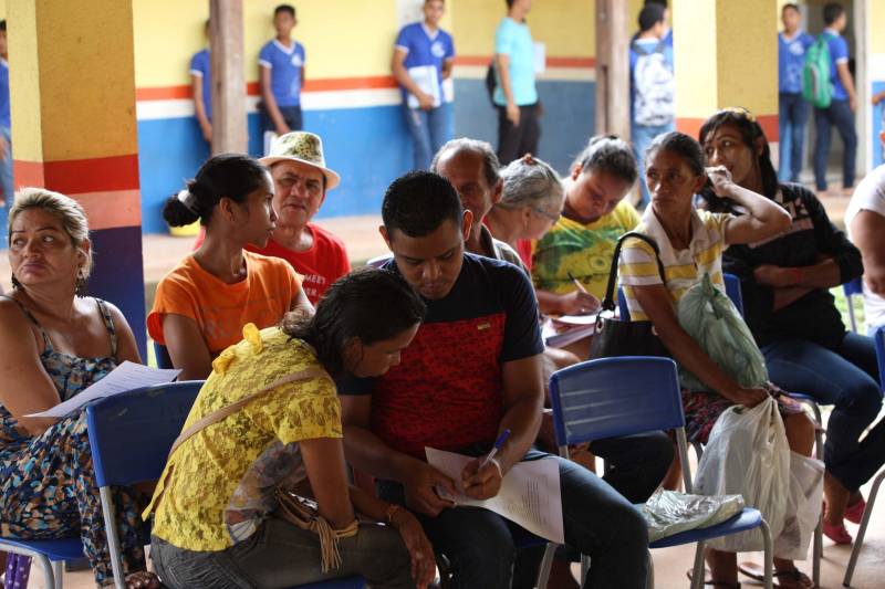 Na manhã desta quarta-feira (21), a ilha de Cotijuba recebeu a primeira edição do Projeto Família e Cidadania de 2018. O evento está sendo realizado na Escola Estadual de Ensino Fundamental e Médio Professora Marta da Conceição até a próxima sexta-feira (23). Durante a manhã mais de 40 pessoas estiveram presentes na abertura do evento, mas a expectativa é que esse número aumente, já que o projeto continua nos próximos dias, sempre com início às 8h.
FOTO: SIDNEY OLIVEIRA / AG. PARÁ
DATA: 21.02.2018
COTIJUBA - PARÁ <div class='credito_fotos'>Foto: Sidney Oliveira/Ag. Pará | <a href='/midias/2018/originais/0357402f-e4de-489f-bea5-b935d5306610.jpg' download><i class='fa-solid fa-download'></i> Download</a></div>