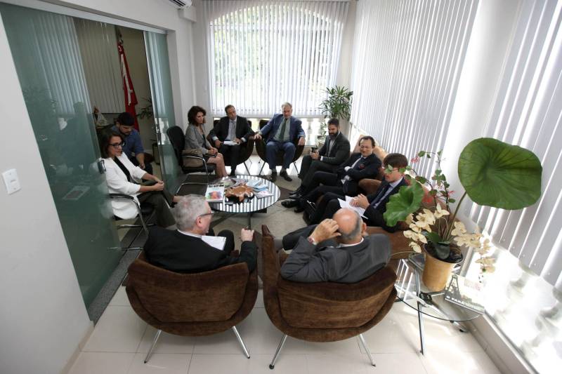 O Pará recebeu, pela segunda vez em menos de um mês, a visita de um representante internacional interessado em investir no estado. Após a visita do embaixador da Hungria, no dia 12 deste mês, foi a vez do embaixador da Bélgica, Dirck Loncke, ser recebido nesta terça-feira, 24, pelo governador Simão Jatene no Palácio dos Despachos.
FOTO: ANTONIO SILVA / AG. PARÁ
DATA: 24.04.2018
BELÉM - PARÁ <div class='credito_fotos'>Foto: Antônio Silva/Ag. Pará | <a href='/midias/2018/originais/0357c65e-e054-4a32-99e4-f5d5f4e69795.jpg' download><i class='fa-solid fa-download'></i> Download</a></div>