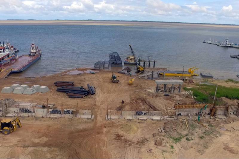 A atual gestão do Governo do Estado vai encerrar 2018 com quase R$ 100 milhões de investimentos em obras portuárias, sob a responsabilidade da Companhia de Portos e Hidrovias (CPH), em 18 municípios paraenses. Somente na área urbana de Santarém, na região Oeste, são mais de R$ 60 milhões na construção do novo terminal. A obra segue de acordo com o cronograma estabelecido e a expectativa é que depois de pronta possa melhorar significativamente o transporte de cargas e, sobretudo, oferecer condições seguras e com acessibilidade a todos os passageiros que utilizam o modal hidroviário.

FOTO: SAMUEL ALVARENGA / AG. PARÁ
DATA: 15.12.2018
SANTARÉM - PARÁ <div class='credito_fotos'>Foto: SAMUEL ALVARENGA/AG.PARÁ   |   <a href='/midias/2018/originais/0359aaf6-23a8-4332-9902-175f6829a670.jpg' download><i class='fa-solid fa-download'></i> Download</a></div>