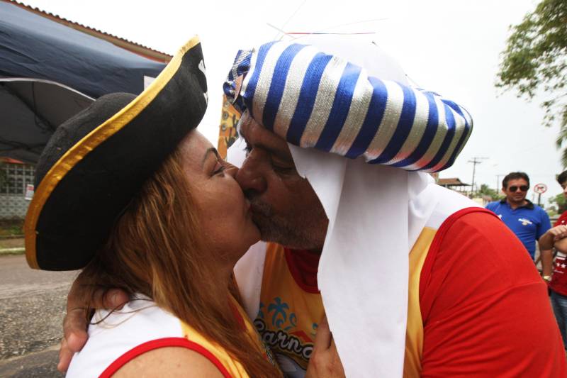 Um amor de Carnaval que já dura 26 anos. A romântica ilha de Mosqueiro, que no passado era um dos roteiros favoritos dos paraenses em viagens de lua de mel, é o cenário na medida para a história de Paulo e Nazaré. O enredo lembra o da clássica marchinha do "Pierrô e a Colombina", mas diferente da original, o amor não teve "um triste fim". No Carnaval de 1992, em Mosqueiro, Paulo Cesar da Silva, hoje com 55 anos, era um viúvo que derramava a solidão na folia de Momo. Sua família é uma das fundadoras da tradicional ‘Escola de Samba Pele Vermelha’. O então pescador tentava esquecer a tristeza quando conheceu sua colombina. Na foto, Paulo e Nazaré.
FOTO: CARLOS SODRÉ / AG PARÁ
DATA: 10.02.2018
BELÉM - PARÁ <div class='credito_fotos'>Foto: Carlos Sodré /Ag. Pa | <a href='/midias/2018/originais/035b2996-5da9-457e-9b6c-2dddc6727ae8.jpg' download><i class='fa-solid fa-download'></i> Download</a></div>