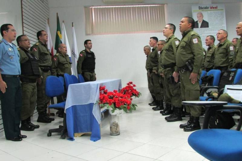 O Comando de Policiamento Especializado (CPE), por meio da Companhia Independente de Polícia Escolar (Cipoe), realizou nesta segunda-feira (26), no auditório da Fundação Getúlio Vargas (FGV), em Belém, a aula inaugural do 2° Curso de Policiamento Comunitário Escolar. Durante os 26 dias de curso, os 39 alunos irão se especializar na segurança junto às comunidades escolares do Estado.
FOTO: ASACOM PMPA
DATA: 26.02.2018
BELÉM - PARÁ <div class='credito_fotos'>Foto: Ascom PMPA | <a href='/midias/2018/originais/035c01f7-1aa2-45af-b4d5-d45e857af4dc.jpg' download><i class='fa-solid fa-download'></i> Download</a></div>
