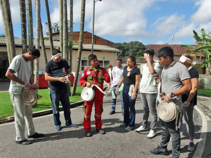 Segurança e prevenção. Essas são palavras que vão ficar na cabeça dos colaboradores do Hospital Público Estadual Galileu (HPEG), localizado em Belém (PA), que fazem parte da brigada de incêndio da unidade. O treinamento (foto), com carga horária de 20h, foi iniciado no dia 24 e encerrou nesta sexta-feira (27) com o técnico em Segurança do Trabalho e bombeiro civil, Jean Farias, e a técnica de enfermagem e bombeira civil, Alessandra Rodrigues. “Neste curso, o diferencial foi ensinarmos sobre primeiros socorros e plano de abandono da unidade, também estamos treinando a brigada para combater princípios de incêndio para que, caso ocorra um sinistro, o fogo não se alastre”, explicou a bombeira civil, Alessandra Rodrigues.
FOTO: ASCOM / HPEG
DATA: 27.04.2018
BELÉM - PARÁ <div class='credito_fotos'>Foto: ASCOM / HPEG | <a href='/midias/2018/originais/035dde17-ee27-4a85-9a92-1219e79c0a91.jpg' download><i class='fa-solid fa-download'></i> Download</a></div>