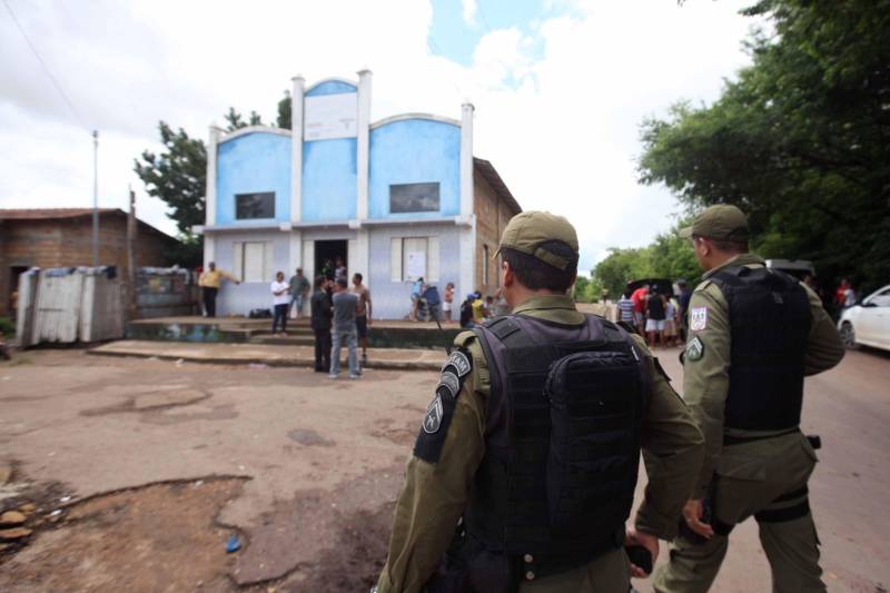 Passados dois dias da enxurrada que destruiu casas e obrigou pessoas a saírem de seus locais de moradia em Paragominas, Governo do Estado e Prefeitura continuam os trabalhos para atender as famílias afetadas, reconstruir o que ficou destruído e restabelecer a situação de normalidade no município. Desde a manhã da última quinta-feira (12), equipes da Defesa Civil intensificam as ações nos bairros atingidos.
FOTO: SIDNEY OLIVEIRA / AG. PARÁ
DATA: 14.04.2018
PARAGOMINAS - PARÁ <div class='credito_fotos'>Foto: Sidney Oliveira/Ag. Pará | <a href='/midias/2018/originais/0362414b-362a-4939-af47-7a4eb212c5d1.jpg' download><i class='fa-solid fa-download'></i> Download</a></div>