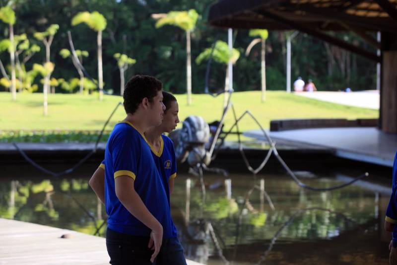 Olha, mãe, o mosquito que dá doença. Água parada dá dengue, né?”. Foram essas as palavras da pequena Valentina Marie, de apenas 2 anos e oito meses, ao avistar a escultura em forma de um mosquito, instalada no lago do Parque Estadual do Utinga (Peut). Com a simplicidade genuína das crianças, ela traduziu a proposta de arte educativa da peça que vem virando atração no novo ponto turístico do Estado. Na manhã da última quinta-feira (22), a escultura em fibra de vidro mais uma vez chamou atenção, dessa vez de estudantes das redes municipal e estadual, que participaram da primeira visita técnica ao parque. A visita ao Parque do Utinga fez parte das atividades da V Conferência Nacional Infantojuvenil pelo Meio Ambiente, que este ano trabalha o tema “Vamos cuidar do Brasil cuidando das águas” e vem mobilizando educadores em projetos de educação ambiental. Durante a excursão, os estudantes ouviram sobre a importância do espaço como uma unidade de conservação estadual, criada para preservar ecossistemas e mananciais, como os lagos Bolonha e Água Preta, que abastecem cerca de 70% da população de Belém.
FOTO: SIDNEY OLIVEIRA / AG. PARÁ
DATA: 23.03.2018
BELÉM - PARÁ <div class='credito_fotos'>Foto: Sidney Oliveira/Ag. Pará | <a href='/midias/2018/originais/0363e2da-6708-417e-b483-bf5d75c3122a.jpg' download><i class='fa-solid fa-download'></i> Download</a></div>